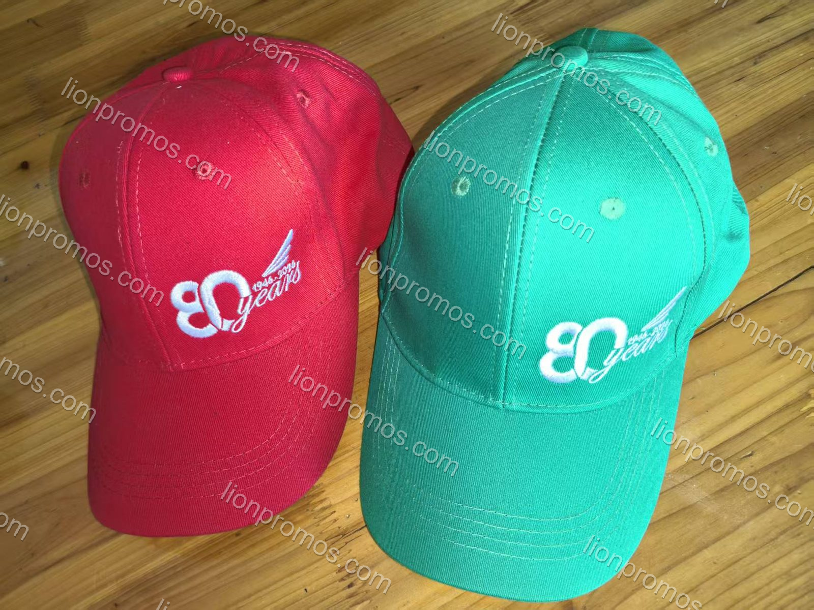 Sport caps red and green with embroidered logo
